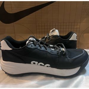 Nike ACG Lowcate Black White Noir Unisex Mens 10/Womens 11.5